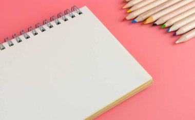 Çok renkli kalem demet boş eskiz defteri sayfası