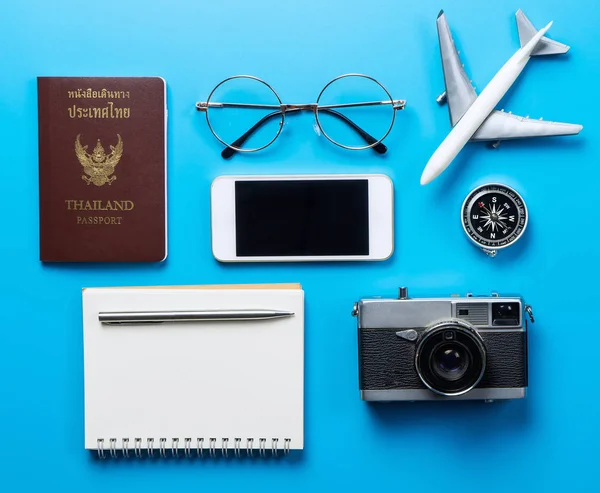 Acessórios de viagem com tela móvel em branco no fundo azul — Fotografia de Stock