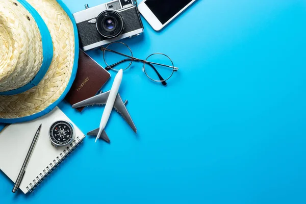 Accessoires de voyage avec espace de copie sur fond bleu — Photo