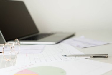 Ofis masaları ile kağıt iş iş Laptop