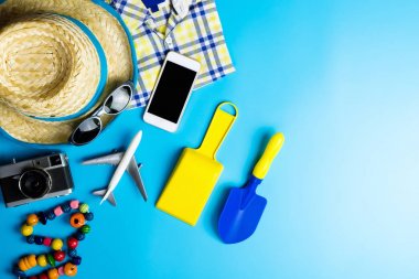 Yaz plaj tatil nesneler üzerinde mavi kopya alanı