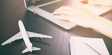 Memur işçi seyahat acentası Ofis Masası üzerinde çalışıyor