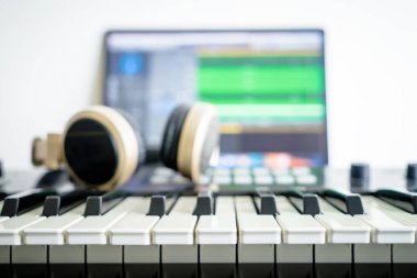 Müzik klavye ve müzik karıştırma kulaklık bilgisayar müzik istasyonu