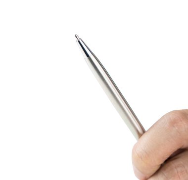 Beyaz izole gümüş metal kalem tutan el