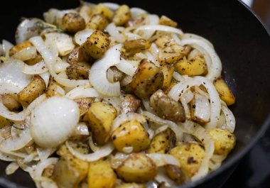 Kızarmış patates soğan hızlı Barbekü yemek yemek için ile karıştırın