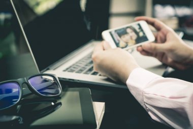 İş adamı ailesi video arama