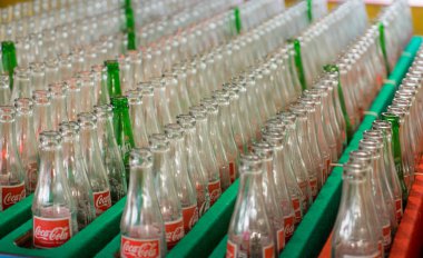 Bangkok, Tayland - 11 Aralık 2016: Fabrika depoda muhafaza boş Coca Cola şişeleri,