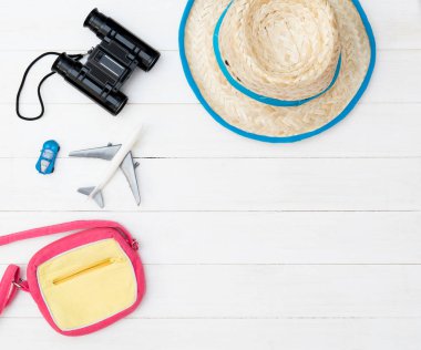 Çocuklar seyahat moda ve ahşap beyaz ekipman.