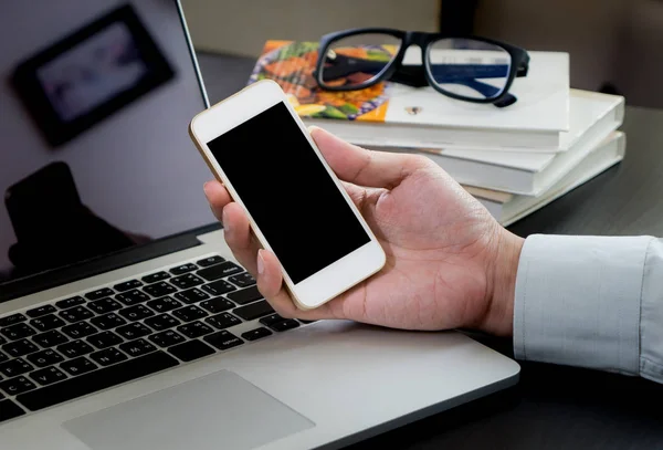 Homme d'affaires tenant téléphone avec écran blanc . — Photo