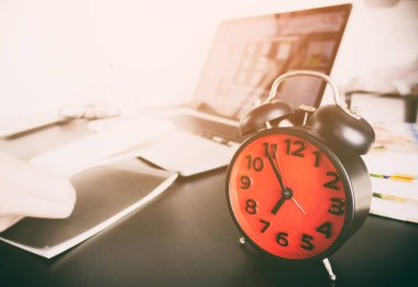 Ofis Masası bilgisayar ile sabah çalar saat