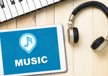 Müzik uygulama için kulaklık kullanarak tablete dinle