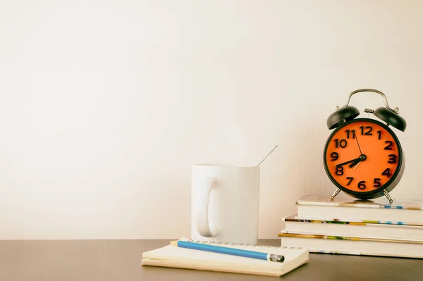 아침 사무실 테이블에 커피와 알람 시계 — 스톡 사진