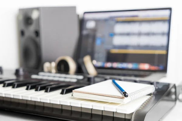 Caderno em branco no estúdio de música para escrever música — Fotografia de Stock