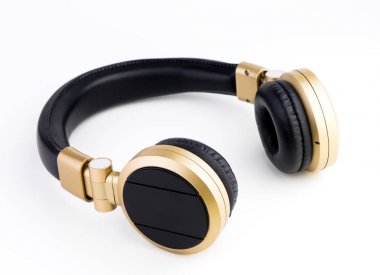 Beyaz arka plan üzerinde izole altın kablosuz kulaklık