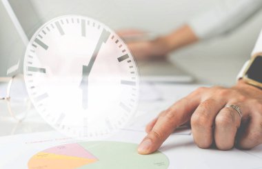 İş adamı againt saat zaman saatli çalışma