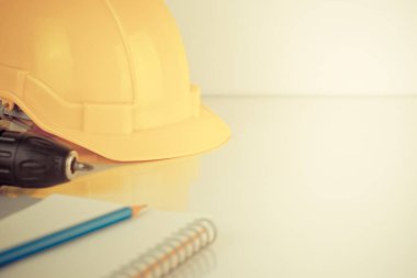 Mühendis koruma şapka ve beyaz masa üzerinde araçları
