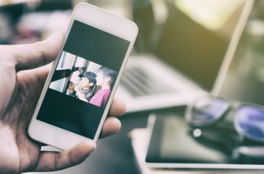 İş adamı motivasyon için aile resmi bakıyor