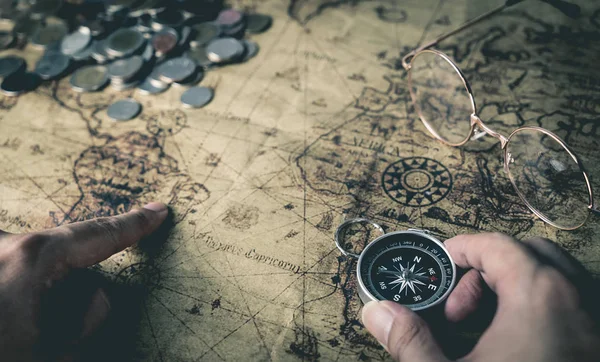 Explorer is Planning and mapping point on vintage map — Stock Photo, Image
