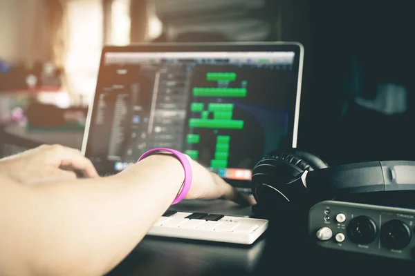 Músico está gravando músicas em sua música de computador — Fotografia de Stock