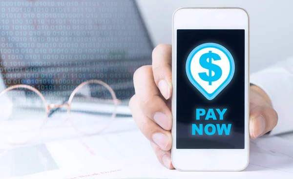 Verksamhet man håller smartphone att betala för online-beställning — Stockfoto