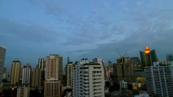 День и ночь Небоскрёбы современного города Бангкок — стоковое видео