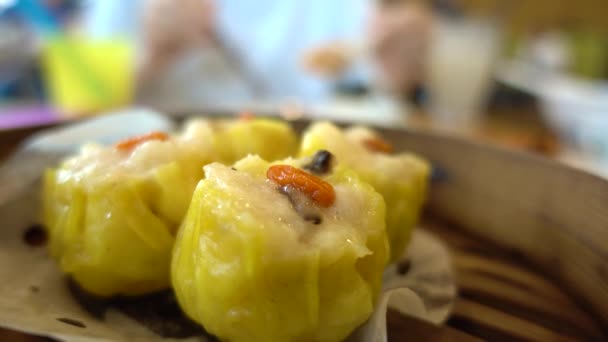 Kouřící horké krevety Dim Sum v bambusové misky. — Stock video