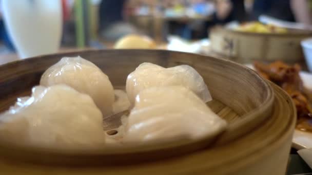 Steaming hot Shrimp Dim Sum in Bamboo bowl. — Stock Video