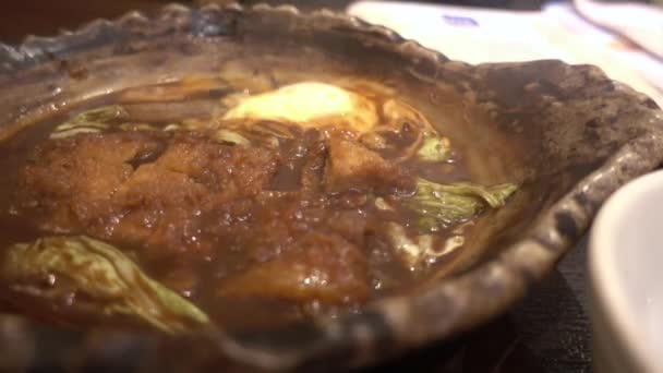 Японский тонкацу в горячем котле для супа Мисо — стоковое видео