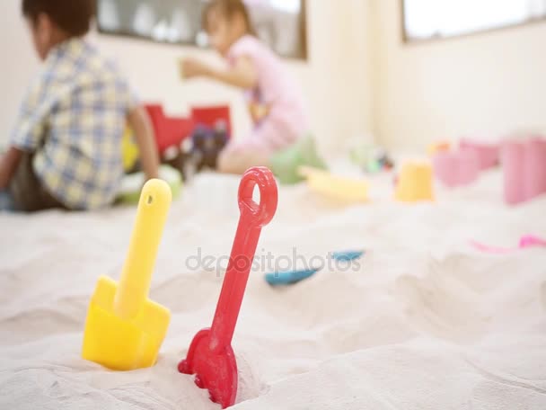 As crianças estão brincando no parque infantil sandbox — Vídeo de Stock