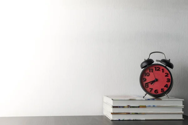 Reloj despertador rojo en mesa de oficina —  Fotos de Stock