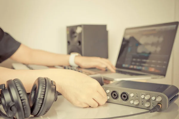 Músico está trabajando en el escritorio del estudio de música en casa —  Fotos de Stock