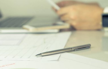 İş adam Ofis Masası üzerinde metal kalem