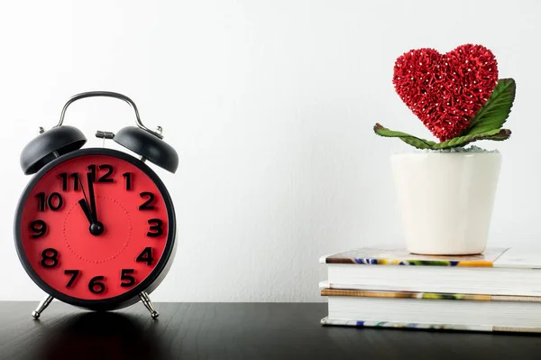 Relógio está contando para o coração amor Valentim conceito — Fotografia de Stock