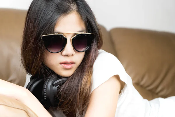 Σέξι ασιατικό κορίτσι φορώντας το δροσερό γυαλιά ηλίου και ακούω σε μουσική χορού — Φωτογραφία Αρχείου