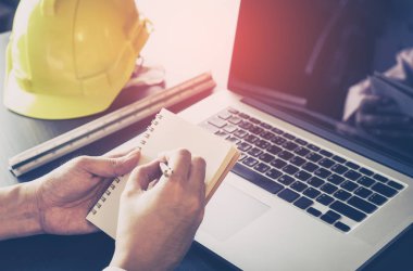 Mühendis planı boş defter üzerinde Ofisi'ni zorluyor