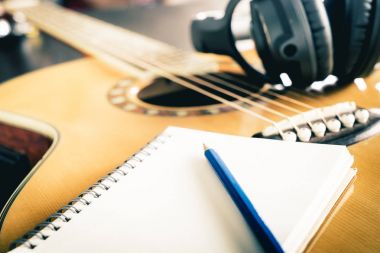 Gitar ve şarkı için boş defter ile kulaklık