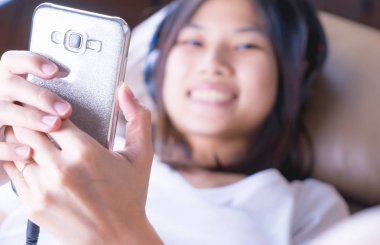 Kız onun smartphone müzik dinlemek için kullanıyor