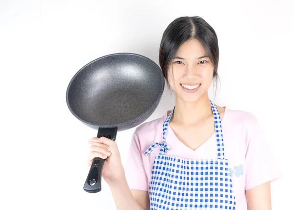 Asian housewife is holding a cooking pan ready for cooking — Stock Photo, Image