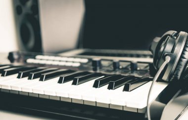 Müzik klavye kulaklık ve Daw bilgisayar studio ile kurmak