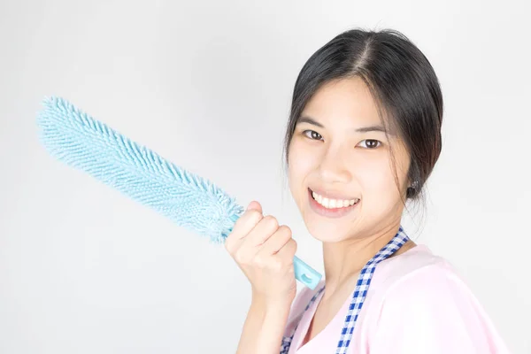 Азиатская чистильщица держит пылеочиститель — стоковое фото