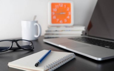 Kitap ve kalem ile ofis çalışma masası