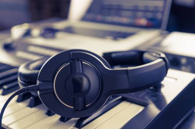 Bilgisayar müzik ev stüdyosu kurmak üzerinde siyah kulaklık