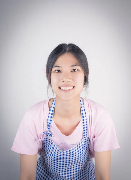 Asiatische Hausfrau Hausmädchen Putzfrau ist lehnt sich nach unten auf grau Hintergrund — Stockfoto