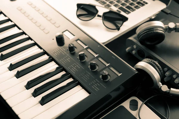 Teclado sintetizador no estúdio de música de computador criado — Fotografia de Stock