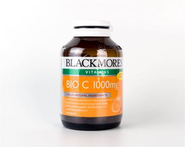 Blackmore's üzerinde beyaz backgorund izole C vitamini.