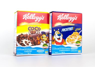 2 kutu Kellogg's Kahvaltı gevreği beyaz izole.