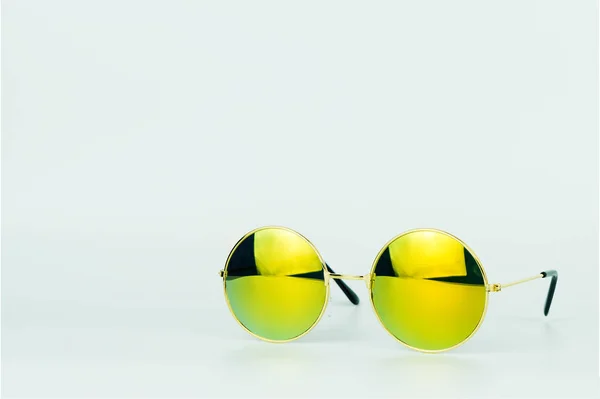 Óculos de sol de sombra amarela isolados no fundo branco — Fotografia de Stock