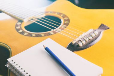 Boş defter ile kalem ve şarkı gitar