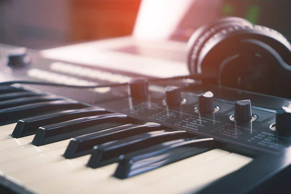 Sintetizador de teclado musical en estudio de computación configurado —  Fotos de Stock