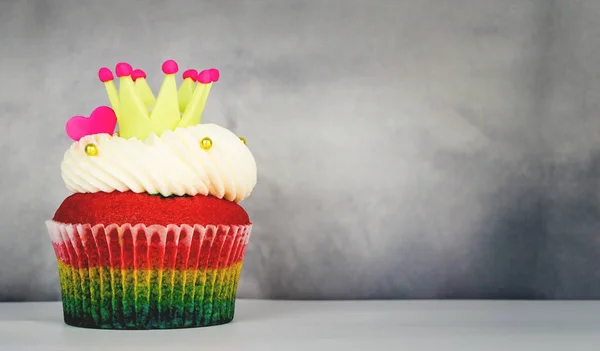 Arco iris amor corazón rey cupcake en gris copia espacio — Foto de Stock